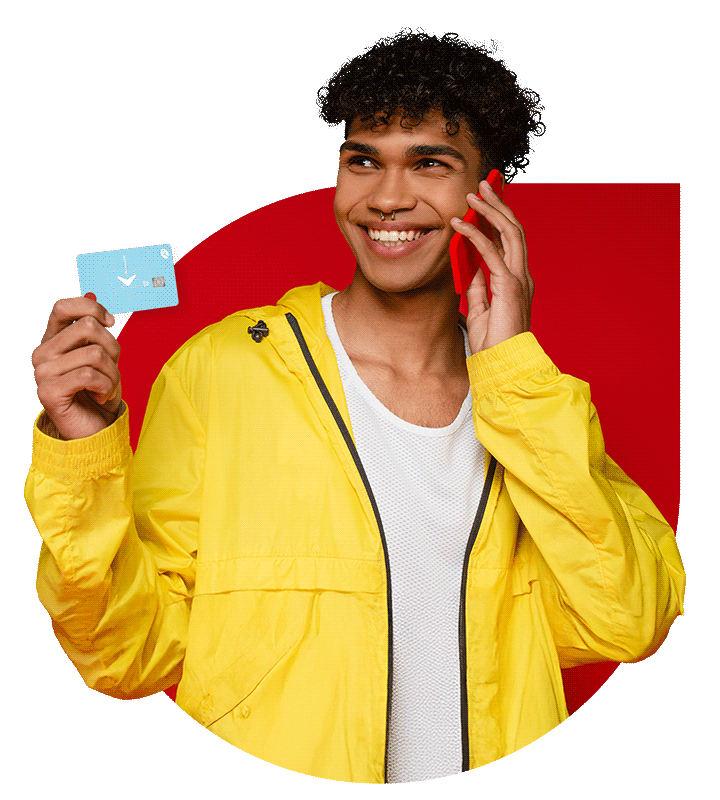 hombre con tarjeta de crédito con cashback