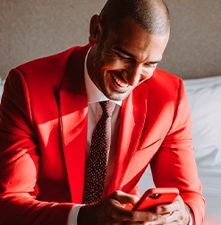 hombre revisa su celular 